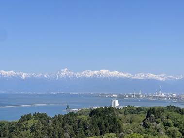 雲一つない青空にそびえたつ立山連峰